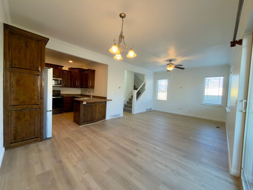 Building Photo - 664 E 110 S