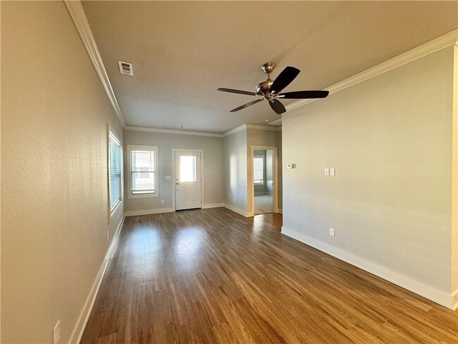 Building Photo - 700 NE Hts Ln