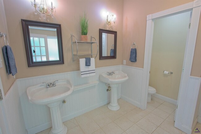 Building Photo - 141 Gleneagle Dr