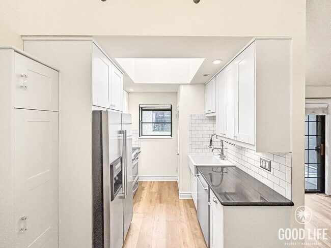 Building Photo - Beautiful 2BD/2BA W/ Reserved Parking and In-Unit Laundry in La Mesa!