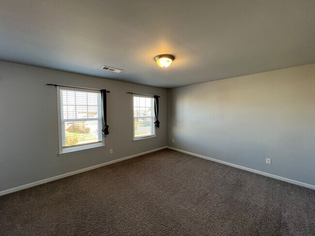 Building Photo - 4 Bedroom 3 Bath - Gorgeous Backyard in Le...