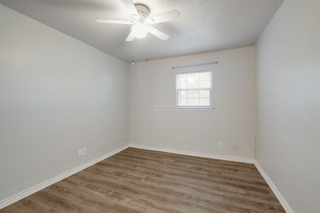 Building Photo - Cute 3 bed 2 bath!