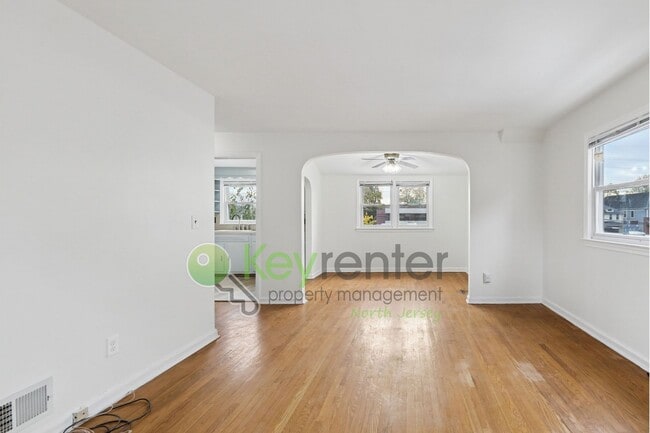 Building Photo - Spacious 1-Bedroom Apartment with Bonus Li...