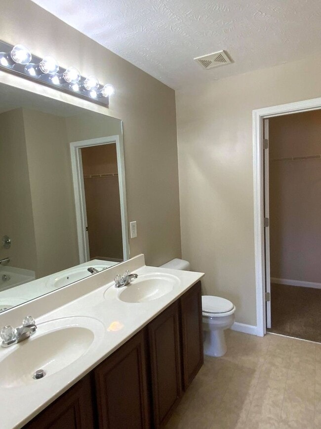 Building Photo - Brentwood Townhome For Lease