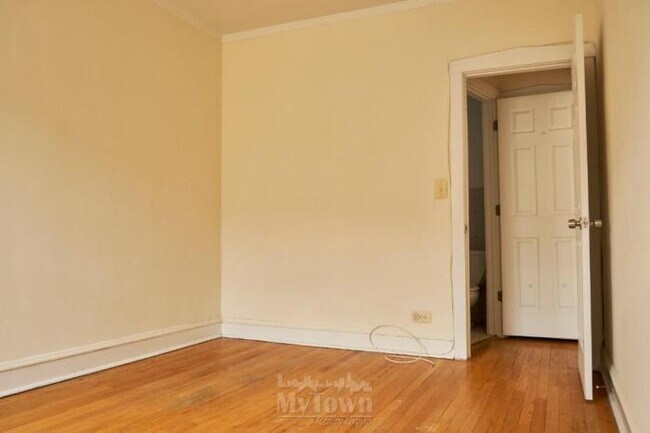 Building Photo - 1 bedroom in CHICAGO IL 60625