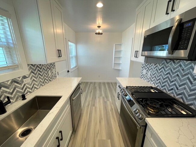 Building Photo - Beautiful, Tree-Lined Street in Residential Neighborhood. Remodeled, with AC, Personal Washer/Dryer