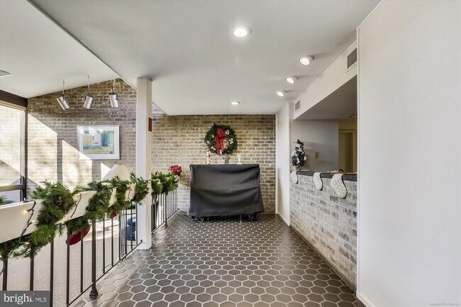 Building Photo - 4960 Sentinel Dr