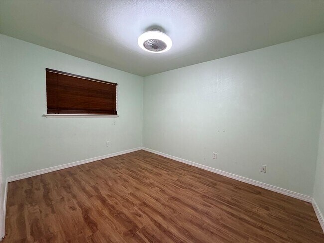 Building Photo - 1200 Warrington Dr