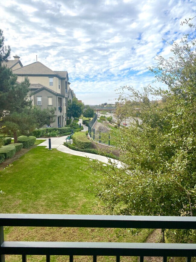 Building Photo - 1875 Baudouin Pl