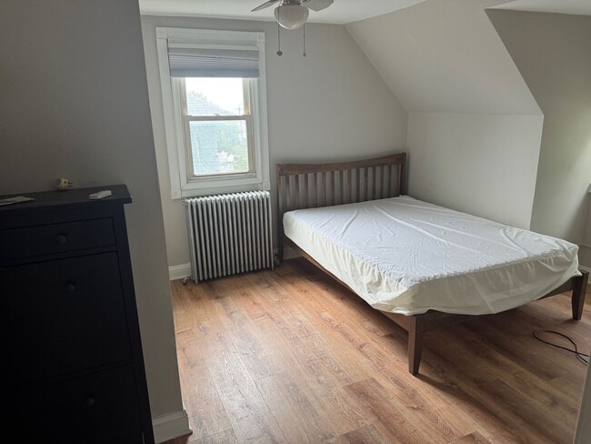Building Photo - Beautiful Conshohocken 3 Bedroom 1 bath Ca...