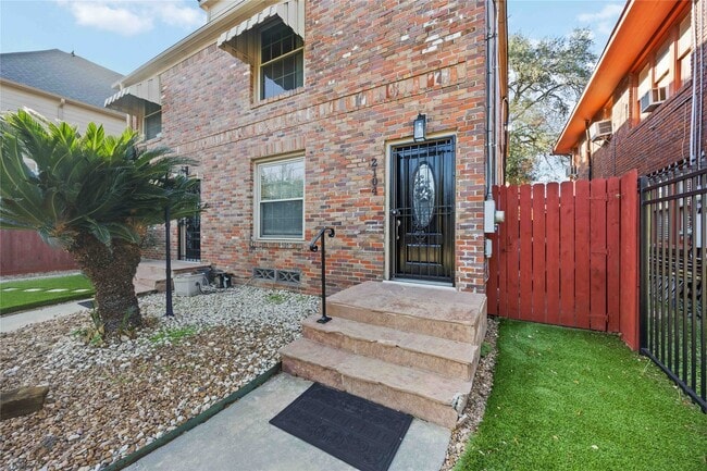 Building Photo - 2104 Winbern St