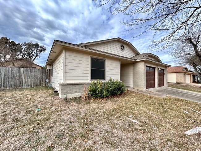 Building Photo - Comfortable & Nice 3BR / 2BA One-Level Home — Garage, Yard & Laundry Room