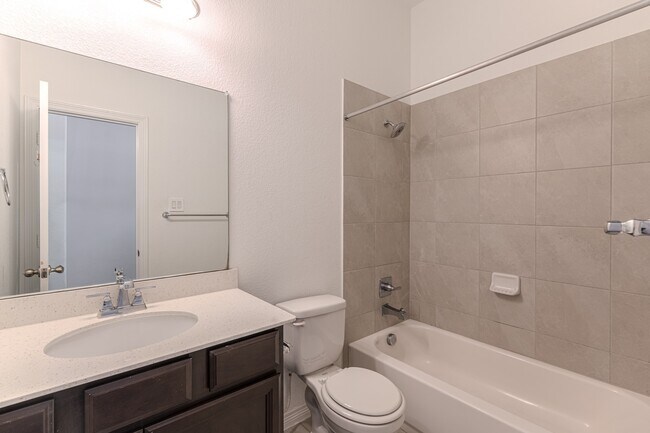 Building Photo - 3439 Cres Vista Dr