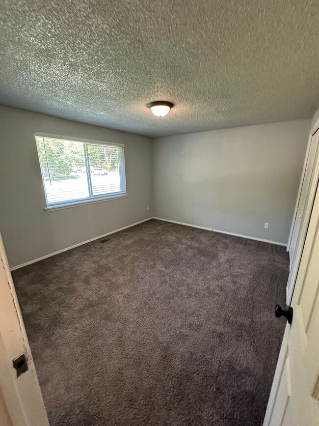 Building Photo - Ready first of June / 3 bedroom 2 bathroom...