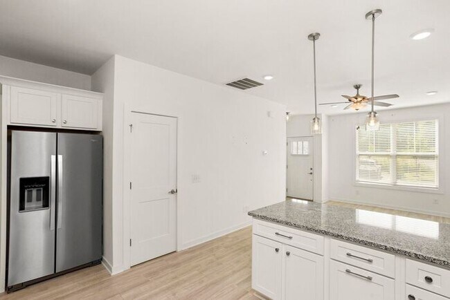Building Photo - 3 Bed/3 Full Baths! Newer Townhome