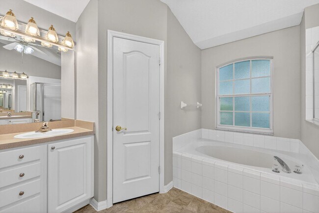 Building Photo - Available NOW - 3/2 Split Plan Home in Eustis with large Florida Rm!