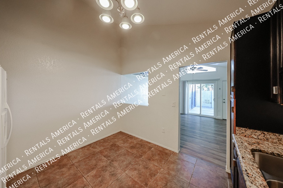 Building Photo - 712 N Santa Barbara