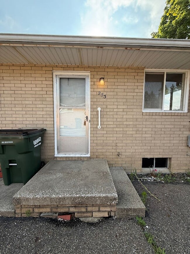 Building Photo - 2 Bedroom, 1 Bathroom Ready for Rent!