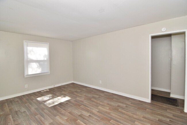 Building Photo - 667 Lorraine Dr