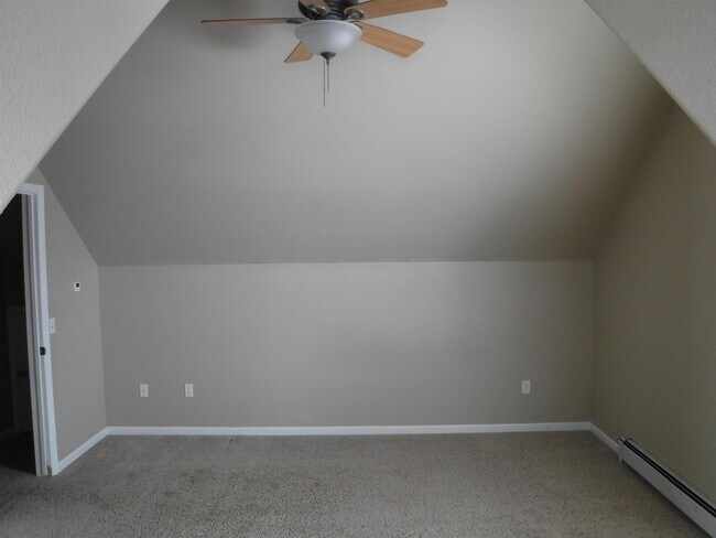 Building Photo - 441 Country Club Ln