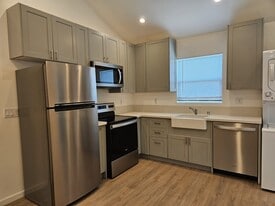 Building Photo - 3172 1/2 Farnsworth Ave