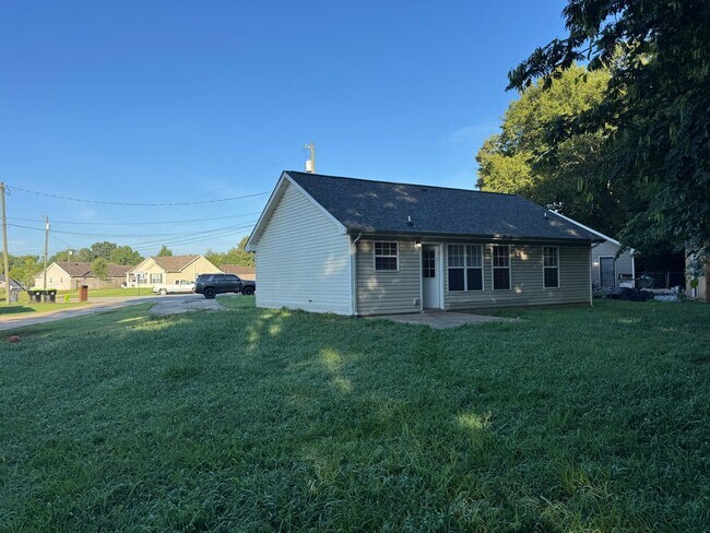 Building Photo - Cozy Single Family Home!!