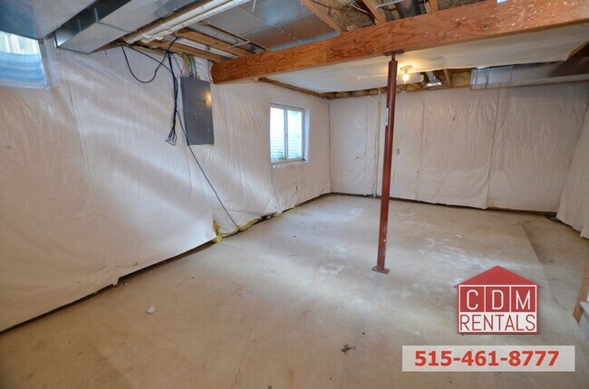 Building Photo - Huge DSM Split Level!