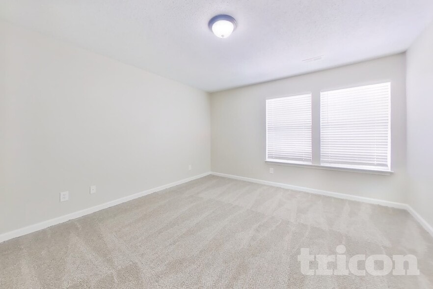 Building Photo - 4525 Connaught Dr E