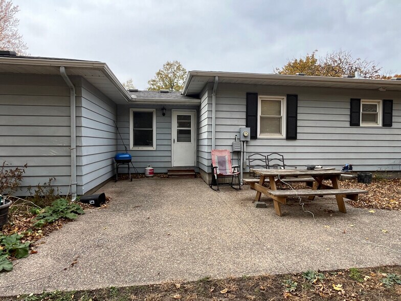 Building Photo - 601 Levee Blvd