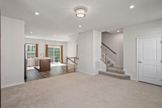 Building Photo - 915 Romeria Dr