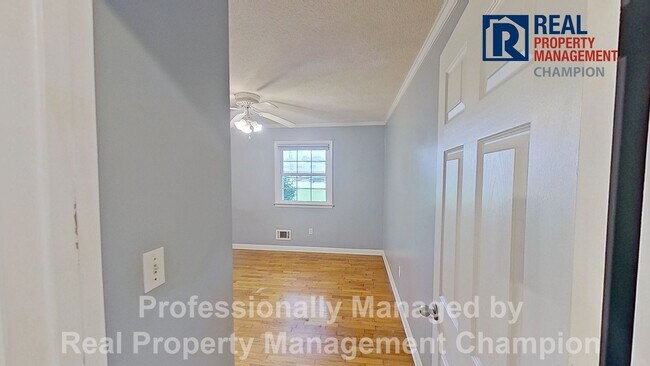 Building Photo - All Brick Ranch in the Heart of Hampstead