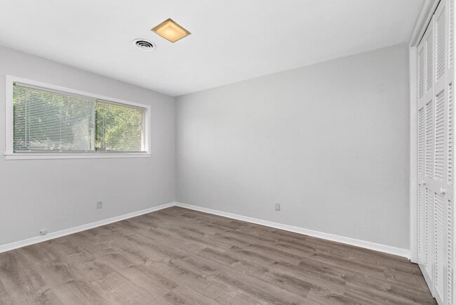 Building Photo - AUGUST PRE-LEASE Centrally Located Updated...