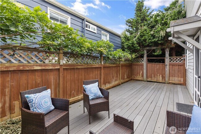 Building Photo - Spacious 3bd/3ba Townhouse