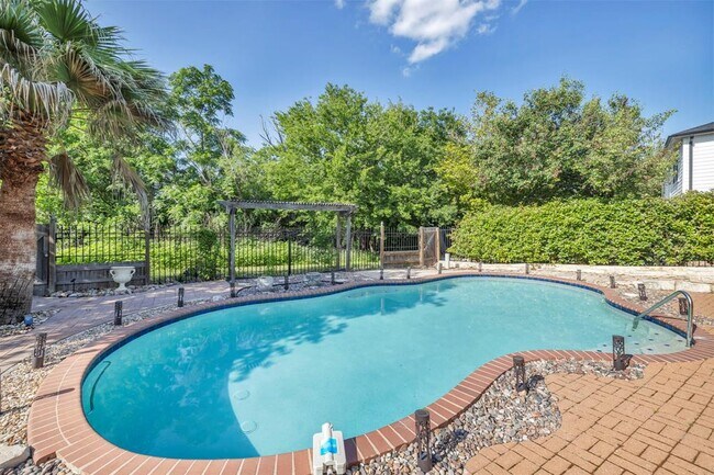 Building Photo - 6806 Thistle Hill Way