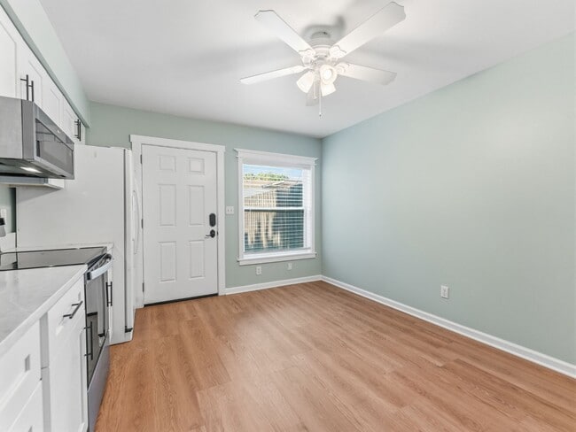 Building Photo - Absolutely stunning executive 2/1.5 townhome in South Tampa