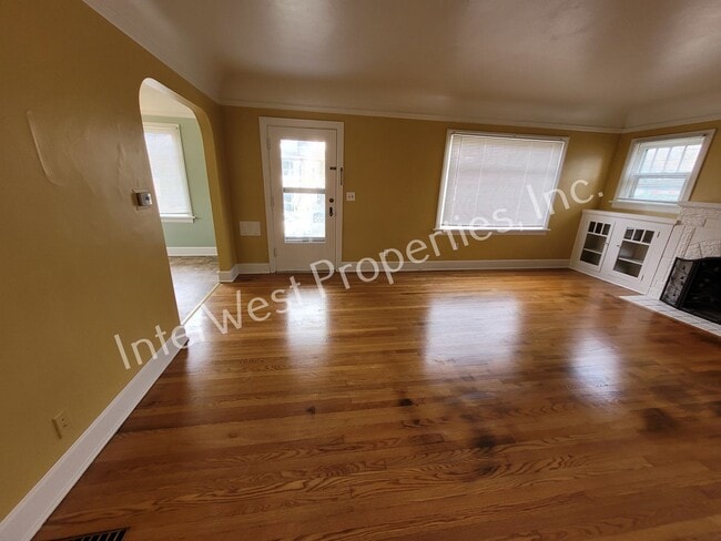 Building Photo - ADORABLE 2 BEDROOM HOUSE IN NORTH PORTLAND WITH LARGE BACK YARD & 2 CAR GARAGE!