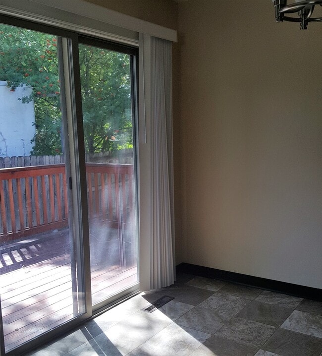 Building Photo - l1508