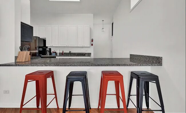 Building Photo - 2 bedroom in Chicago IL 60618