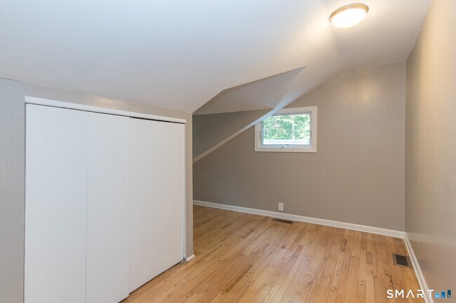 Building Photo - 211 New Canaan Rd