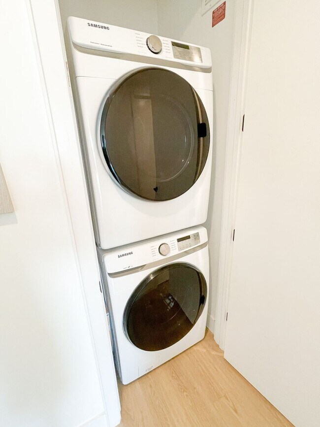 Building Photo - 2709 E 5th St.