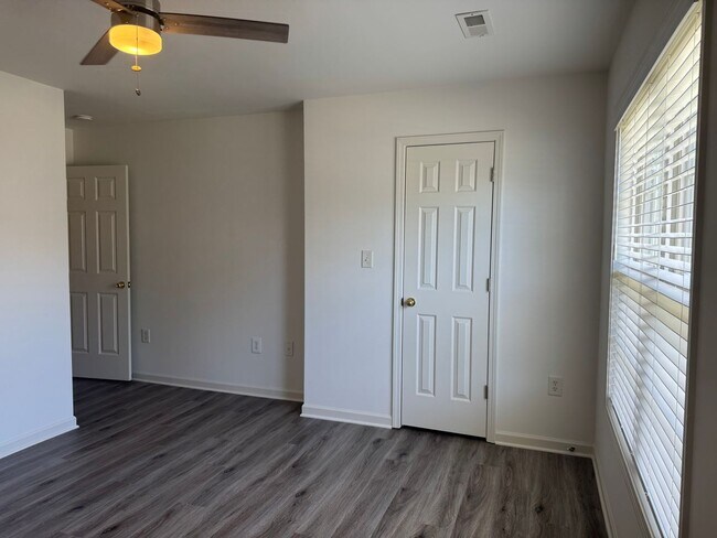 Building Photo - Three Bedroom Townhouse in Sherrills Ford with Bonus Room