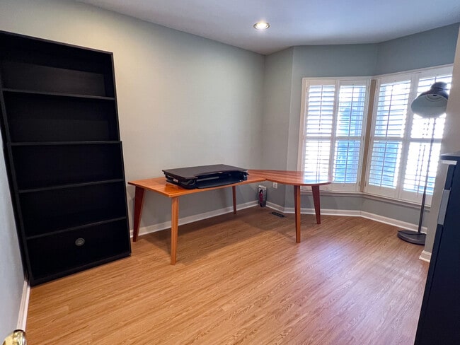 Building Photo - 557 Longhorn Crescent