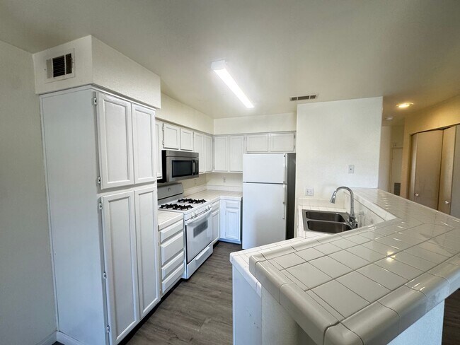 Building Photo - 5415 W Harmon Ave