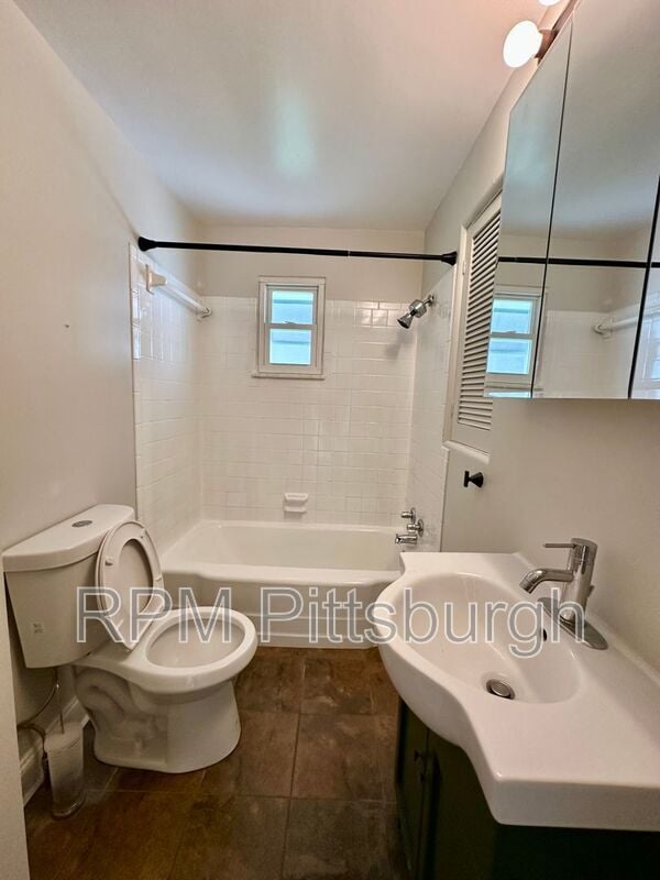 Building Photo - 208 Bridge St