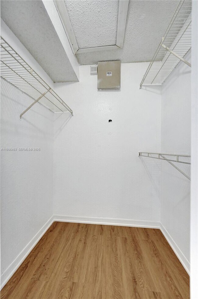 Building Photo - 417 Vista Isles Dr