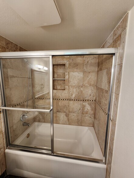 Building Photo - 420 Riverdale Dr