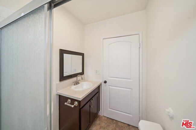 Building Photo - 5390 Romaine St