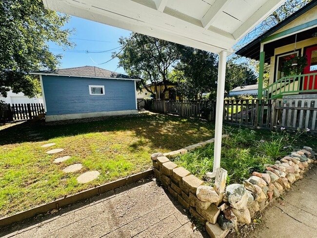 Building Photo - Charming 2-Bedroom Home with Hardwood Floo...