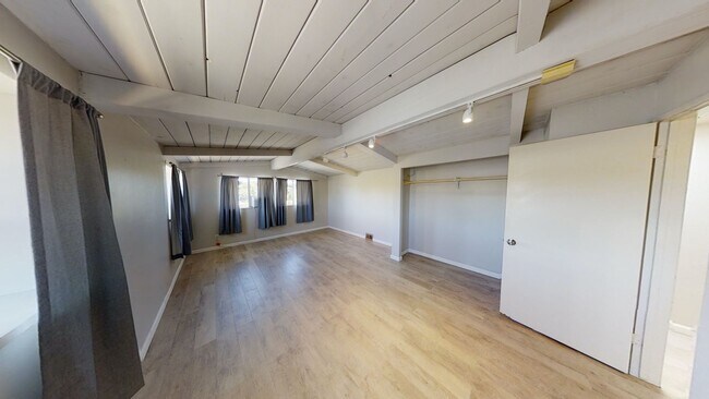 Building Photo - POOL house! BIG rooms! 8 Bedrooms