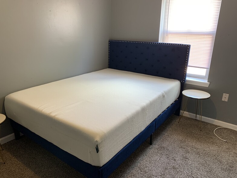 middle room - bed not included - 509 Mosher St